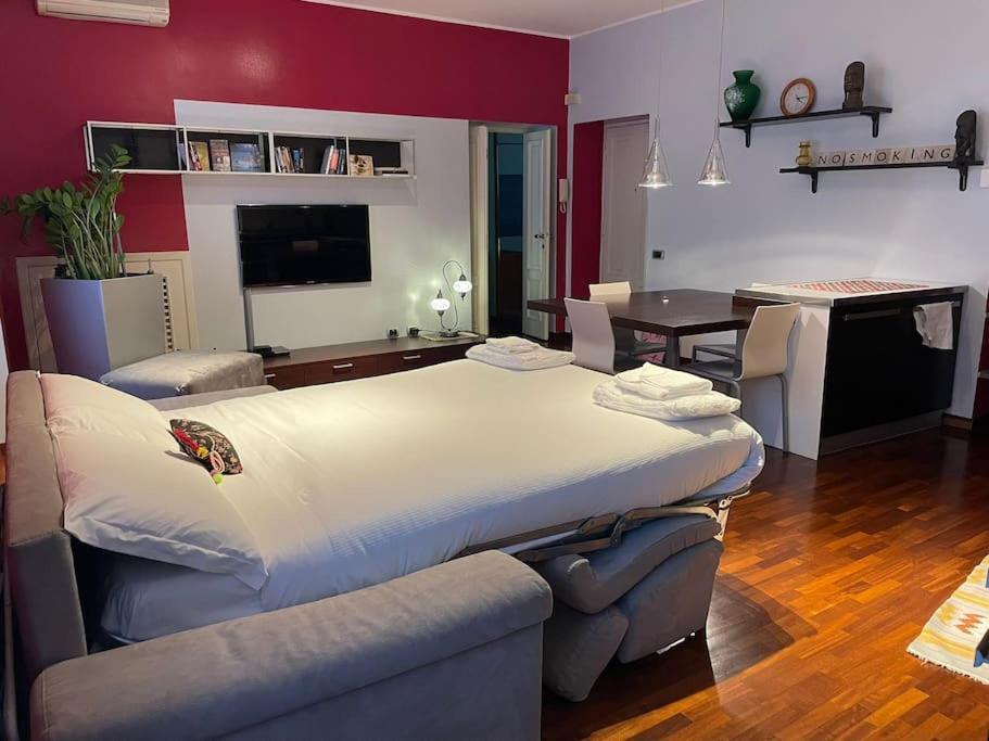 Cozy Flat Mins Walk To Navigli And Metro Porta Genova Apartment Milan Bagian luar foto